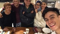 Ternyata merangkul adalah gaya anadalan Tio saat berfoto. Ini momen Tio dan rekan sesama artis setelah selesai makan. Foto: Istimewa