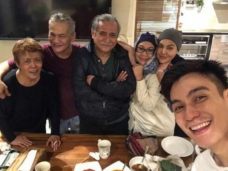 Ternyata Begini Gaya Gagah Tio Pakusadewo Saat Kulineran