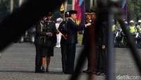 Jokowi memberikan penghargaan kepada sejumlah perwira Polri.