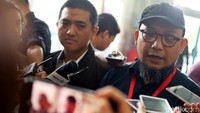 Penyidik KPK, Novel Baswedan, bersama Ketua Wadah Pegawai (WP) KPK, Yudi Purnomo, memberi keterangan pers di Gedung KPK, Jakarta, Rabu (10/7/2019) terkait temuan tim gabungan Polri.