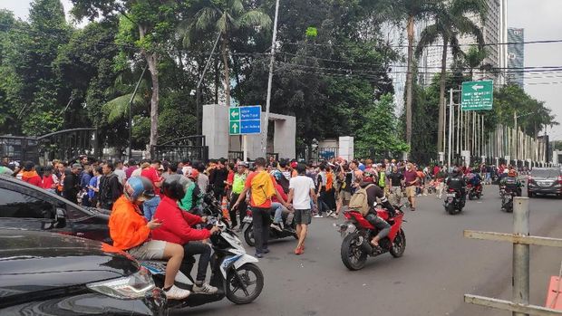 Suporter Persija memadati gerbang Pintu % komplek GBK.