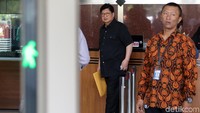 Selain Glenn, KPK juga memeriksa mantan Menteri BUMN Laksamana Sukardi, serta dua orang lainnya bernama Edwin H Abdullah dan Farid Harianto, sebagai saksi untuk tersangka Sjamsul Nursalim.