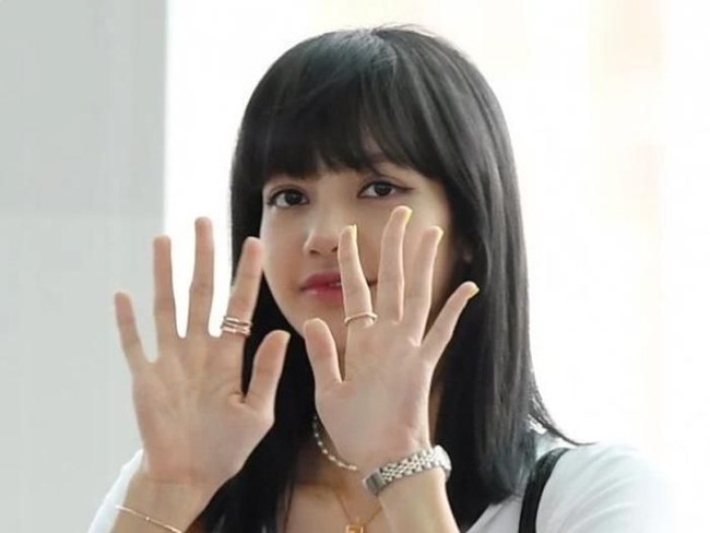 Bagaimana menurut kamu penampilan Lisa dengan rambut hitam? Yay or Nay? Foto: Dok. Koreaboo