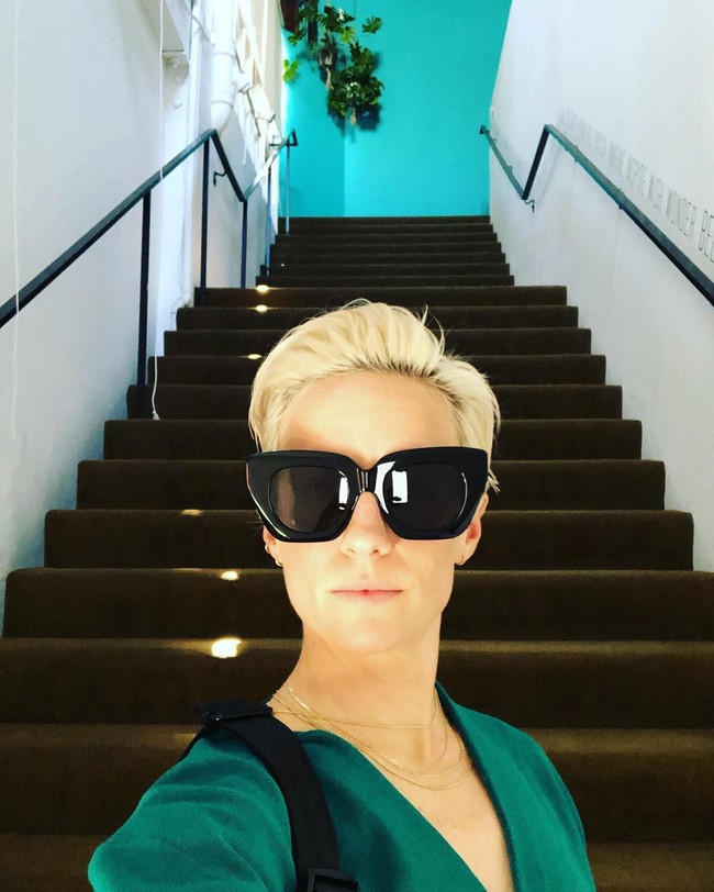 Dengan tuntutan itu, pemain terbaik dalam FIFA 2019 ini pun mengaku ingin menginspirasi sesama wanita. Jadi untuk kami, ini bukan hanya untuk meninggalkan olahraga kami (dalam kondisi) yang lebih baik untuk para wanita muda yang akan datang. Tapi secara umum, menginspirasi wanita di dunia untuk berdiri pada apa yang mereka percayai. Mereka memiliki kami. Kami bersama mereka, kami mendukung mereka, dan kami akan terus berjuang selama yang kami butuhkan, tuturnya. Foto: Instagram @mrapinoe