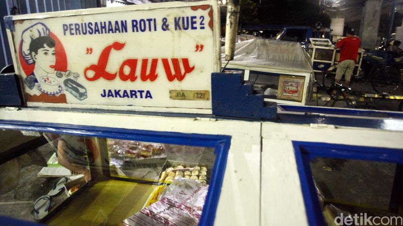 Siapa yang tak kenal dengan Roti Lauw? toko roti legendaris yang telah ada sejak puluhan tahun silam ini hingga kini masih banyak diminati lho. Penasaran?