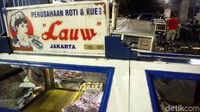 Roti Lauw diketahui telah diproduksi sejak tahun 1940. Beragam roti dipasarkan oleh toko roti ini, namun ada satu jenis roti yang jadi favorit para pecinta roti legendaris ini, yaitu roti gambang.