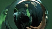 The Matrix menampilkan adegan di mana Neo (Keanu Reeves) mencoba meraih knop pintu, ternyata untuk mendapatkan shoot itu sang kameramen harus menyamarkan kamera dan dirinya mengikuti warna jas dan dasi Morpheus. Dok. Ist