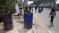 Meski ada trotoar tetapi area yang seharusnya difungsikan untuk para pejalan kaki itu justru tak dapat digunakan dengan semestinya.
