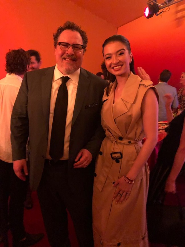 Di premier The Lion King, Raline sempat berfoto dengan sang sutradara, Jon Favreau. “Disney’s ‘The Lion King’ merupakan salah satu kisah legendaris yang menginspirasi banyak orang, termasuk saya. Ini merupakan pengalaman spesial bagi saya, untuk melihat kembali kisah klasik favorit saya dengan sentuhan baru, namun tetap membawa cerita yang telah kita kenal,” ungkap Raline dalam keterangan pers dari Disney. (Foto: Dok. Disney)
