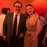 Di premier The Lion King, Raline sempat berfoto dengan sang sutradara, Jon Favreau. “Disney’s ‘The Lion King’ merupakan salah satu kisah legendaris yang menginspirasi banyak orang, termasuk saya. Ini merupakan pengalaman spesial bagi saya, untuk melihat kembali kisah klasik favorit saya dengan sentuhan baru, namun tetap membawa cerita yang telah kita kenal,” ungkap Raline dalam keterangan pers dari Disney. (Foto: Dok. Disney)