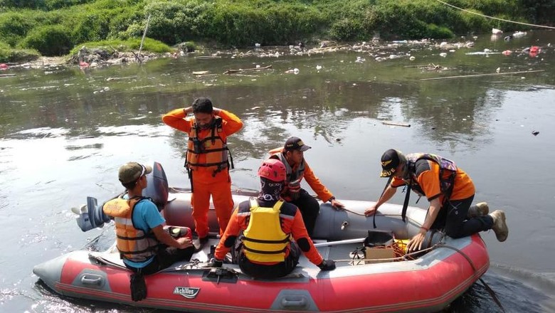 21 Jam Hilang Terbawa Arus, Bocah Hanyut di Kali Bekasi Belum Ditemukan 21 Jam Hilang Terbawa Arus, Bocah Hanyut di Kali Bekasi Belum Ditemukan