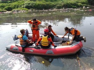 21 Jam Hilang Terbawa Arus, Bocah Hanyut di Kali Bekasi Belum Ditemukan