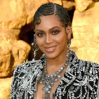Di jajaran aksesori, Beyonce juga mengandalkan kalung dan anting sebagai pernyataan fashion yang kian menyempuranakan penampilannya. (Foto: Getty Images)