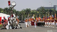 Atraksi marching band yang ditampilkan dalam HUT Bhayangkara ke-73 di Monas semakin memeriahkan acara tersebut.