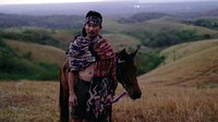 Dalam episode terbaru My Trip My Adventure, Denny Sumargo dan Jeremiah Lakhwani dalam misi pencarian sebuah kampung bernama Kampung Wunga. (dok. MTMA)