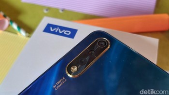 Di bagian belakang sudah ada AI Triple Rear Camera lengkap dengan AI Super-Wide Camera. (Foto: detikINET/Muhamad Imron Rosyadi)