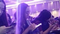 Dan yang terbaru adalah foto Salmafina Sunan tengah mengikuti kebaktian dan mengenakan kalung salib disebuah gereja. Dok. Ist