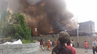 Asap pekat membubung ketika api masih menyala (Twitter @humasjakfire)