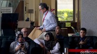 Selain Glenn, KPK juga memanggil mantan Menteri BUMN Laksamana Sukardi, serta dua saksi lainnya bernama Edwin H Abdullah dan Farid Harianto.