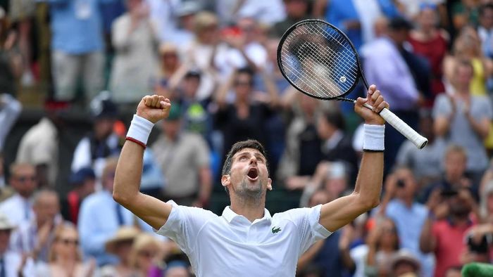 Novak Djokovic melaju ke semifinal Wimbledon. (Foto: Toby Melville / Reuters) Novak Djokovic melaju ke semifinal Wimbledon. (Foto: Toby Melville / Reuters)
