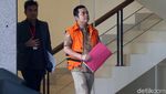 Usai Diperiksa KPK, Achmad Junaidi Tutupi Borgol dengan Map
