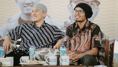 Penggemar Berat Kafein, Intip Gaya Ngopi Ustaz Gaul Hanan Attaki