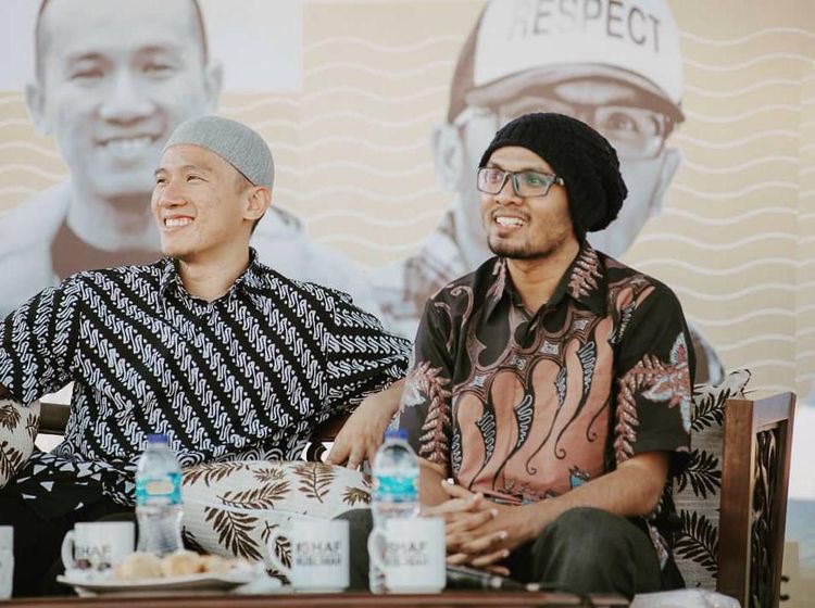 Penggemar Berat Kafein, Intip Gaya Ngopi Ustaz Gaul Hanan Attaki