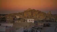 Karena Shali Siwa berada di wilayah provinsi Matrouh, sebelah barat Kairo. Jarak dari kota terdekat, Marsa Matrouh, kurang lebih 305 km. Sedangkan jarak dari Kairo kurang lebih sekitar 800 km. Kalau dikira-kira waktu tempuhnya sekitar 9-10 jam. (iStock)