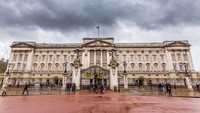 Penguasa Inggris menjadikan Istana Buckingham di Kota London sebagai tempat kediaman resmi kerajaan sejak 1837. Balkon istana ini menjadi terkenal karena sering menjadi tempat para bangsawan menyaksikan beragam perayaan yang digelar di sana. Istimewa/COO7/Getty Images.