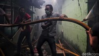 Warga ikut membantu proses pemadaman.