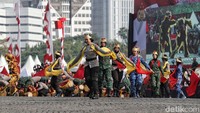 Penampilan sejumlah polwan saat unjuk kebolehan menarikan tarian tradisional dalam acara HUT Bhayangkara ke-73 di Monas.