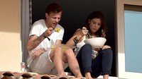 Bersama Liam Payne, Louis hadiri salah satu acara ditemani dengan minuman Red Bull kalengan yang disukainya. Foto: Istimewa
