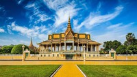Istana Kerajaan Kamboja telah berdiri sejak tahun 1860-an. Istana ini menjadi tempat tinggal keluarga kerajaan dan terkenal dengan atap Khmer klasiknya serta teknik penyepuhan rumit yang menghiasi istana tersebut. Istimewa/f9photo/Getty Images.