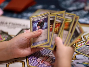 Viral Wanita Menangis Diperiksa Bea Cukai Bawa Kartu Pokemon, Ternyata Milik Pribadi