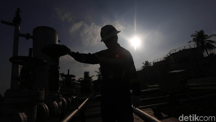Pekerja memeriksa Stasiun Pengumpul 5 Pertamina EP Asset 1 Rantau Field, Aceh Taminang, Aceh, Rabu (10/7/2019). Pertamina EP Asset 1 Rantau Field merealiasikan produksi minyak hingga semester 1 Juni 2019 di rata-rata 2814,54 barell per hari dan realisasi produksi gas 3,49 MMSCFD.