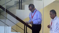 KPK juga tengah berkoordinasi dengan pihak Singapura untuk merampungkan kasus suap Emirsyah. Koordinasi ini terkait keberadaan suap dalam bentuk barang senilai USD 2 juta yang disebut berada di Singapura.
