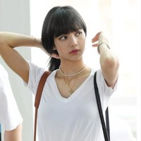 Wajah Lisa dipulas makeup tipis hanya memakai eyeliner dan lipgloss agar bibirnya terlihat lebih fresh. Foto: Dok. Koreaboo