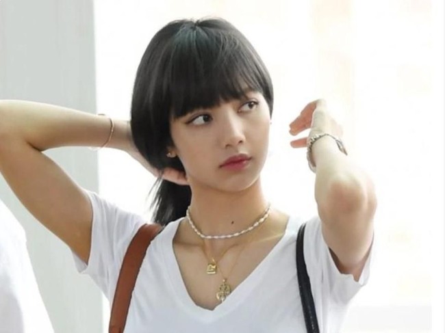 Wajah Lisa dipulas makeup tipis hanya memakai eyeliner dan lipgloss agar bibirnya terlihat lebih fresh. Foto: Dok. Koreaboo