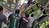 Para pengendara yang melintas di area sekitar turut serta membantu mengevakusi korban yang terjepit.