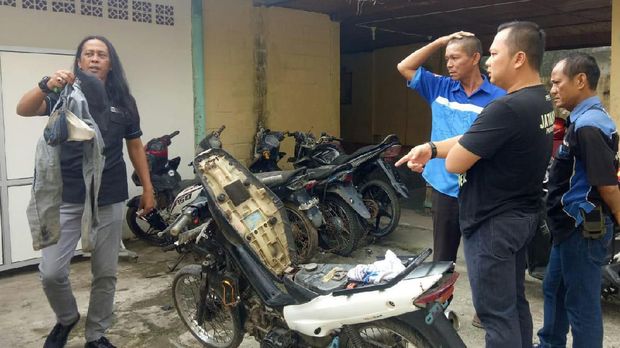 Motor dan celana pelaku jadi barang bukti.