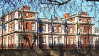 Istana Clarence House adalah Townhouse bangsawan di London yang telah resmi menjadi kediaman Pangeran Charles, Prince of Wales dan Camilla, Duchess of Cornwall. Sebelumnya tempat ini ditempati oleh Ratu Elizabeth. Istimewa/Tony Bagget/Getty Images.