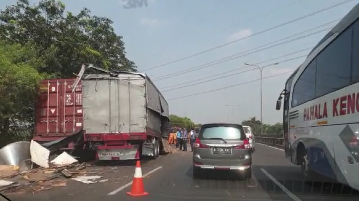 2 Truk Kecelakaan di Tol JORR Arah Pondok Indah, Lalin Macet 5 Km