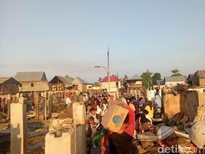 Kebakaran Padam, Warga Kertapati Gali Puing Cari Barang yang Selamat