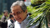 Eks Kepala Badan Penyehatan Perbankan Nasional (BPPN) Glenn Muhammad Surta Yusuf, nampak tersenyum saat akan meninggalkan gedung KPK usai diperiksa terkait kasus BLBI, Jakarta, Rabu (10/7/2019).