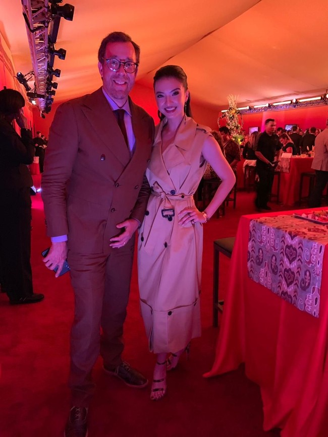 Ini Raline bersama Rob Minkoff, sutradara Lion King versi animasi yang dirilis pertama kali pada 1994 silam. ‘The Lion King’ akan tayang di seluruh bioskop di Indonesia mulai 17 Juli 2019 mendatang. (Foto: Dok. Disney)