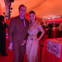 Ini Raline bersama Rob Minkoff, sutradara Lion King versi animasi yang dirilis pertama kali pada 1994 silam. ‘The Lion King’ akan tayang di seluruh bioskop di Indonesia mulai 17 Juli 2019 mendatang. (Foto: Dok. Disney)