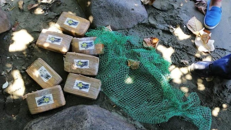 Kokain yang ditemukan di pantai di Filipina (BBC World) Kokain yang ditemukan di pantai di Filipina (BBC World)