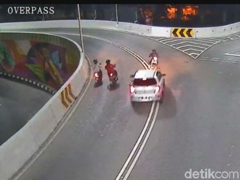 Tangkapan layar CCTV Dishub Surakarta kasus tabrak lari di jalan layang Mahan, korban meninggal.