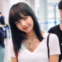 Ini pertamakalinya Lisa tampil dengan warna rambut aslinya sejak debut. Netizen menilai Lisa terlihat lebih segar. Foto: Dok. Koreaboo