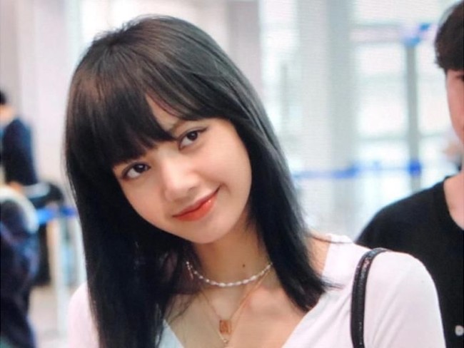 Ini pertamakalinya Lisa tampil dengan warna rambut aslinya sejak debut. Netizen menilai Lisa terlihat lebih segar. Foto: Dok. Koreaboo